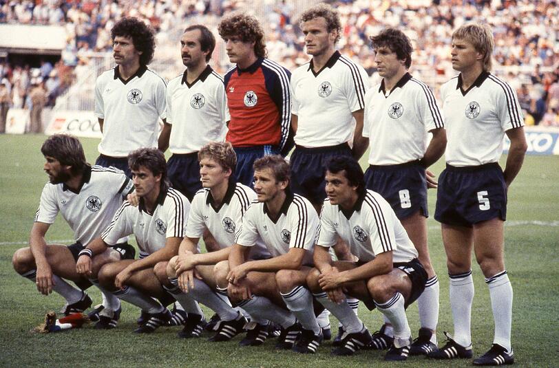 WM, 1982: Zwischenrunde gegen Spanien 2:1 - Nach einem 0:0 gegen England treffen Klaus Fischer und Pierre Littbarski beim wichtigen Sieg in Madrid. Der Einzug ins Halbfinale ist aber erst perfekt, als sich später England und Spanien torlos trennen. Im Finale ist Italien zu stark.