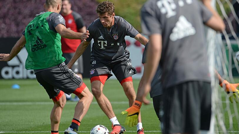 &bdquo;Er findet immer eine Position auf dem Platz&ldquo;, sagt Trainer Carlo Ancelotti über Thomas Müller (M.), hier gegen Arjen Robben.