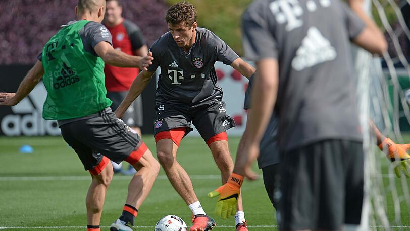„Er findet immer eine Position auf dem Platz“, sagt Trainer Carlo Ancelotti über Thomas Müller (M.), hier gegen Arjen Robben. „Er findet immer eine Position auf dem Platz“, sagt Trainer Carlo Ancelotti über Thomas Müller (M.), hier gegen Arjen Robben.