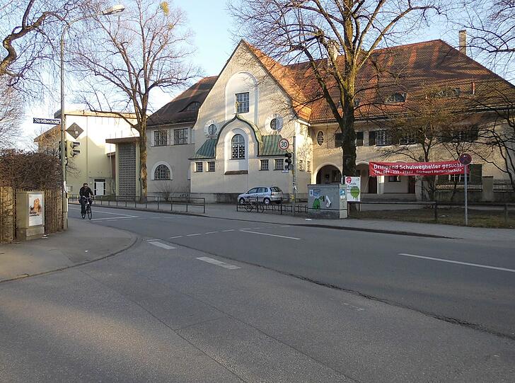 Die Stadteilspaziergänge mit Historikerin Dorle Griebl und BA-Mitgliedern kamen bei den Bürgern gut an. Hier ein Paar Impressionen vom Rundgang in Alt-Solln.