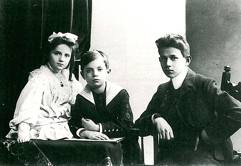 Kurt Tucholsky (rechts), 14-jährig mit seinen Geschwistern Ellen und Fritz (1904). Foto: Wikipedia