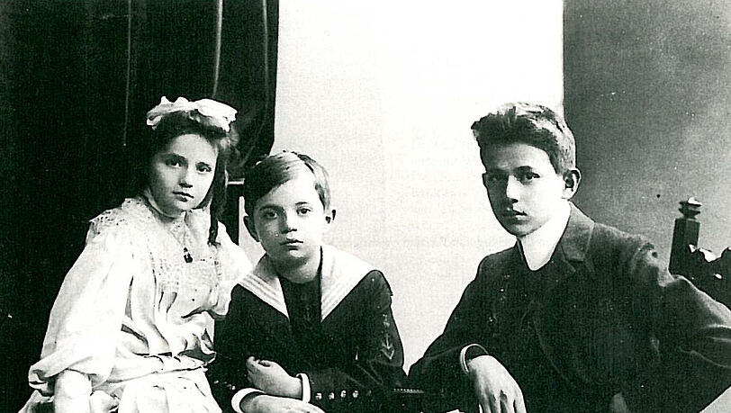 Kurt Tucholsky (rechts), 14-jährig mit seinen Geschwistern Ellen und Fritz (1904). Foto: Wikipedia Kurt Tucholsky (rechts), 14-jährig mit seinen Geschwistern Ellen und Fritz (1904). Foto: Wikipedia