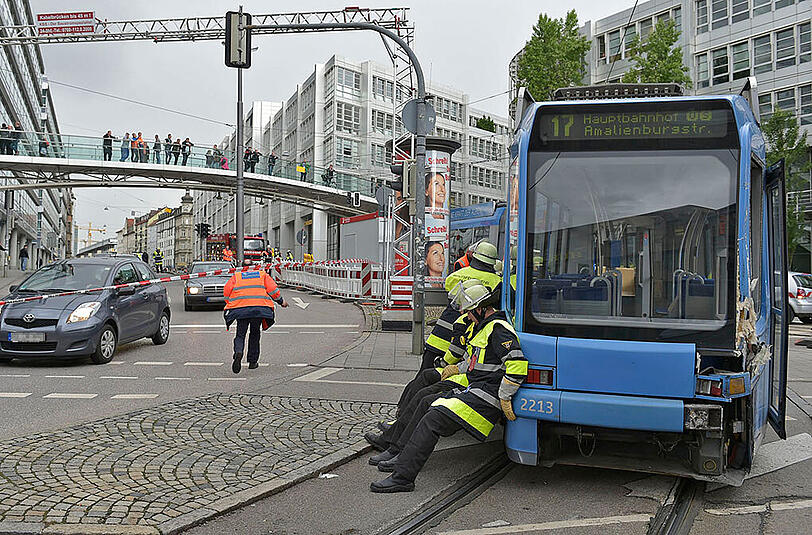 Die Bahn musste mit einem Kran der Feuerwehr angehoben und ins Gleis zurück gehievt werden.