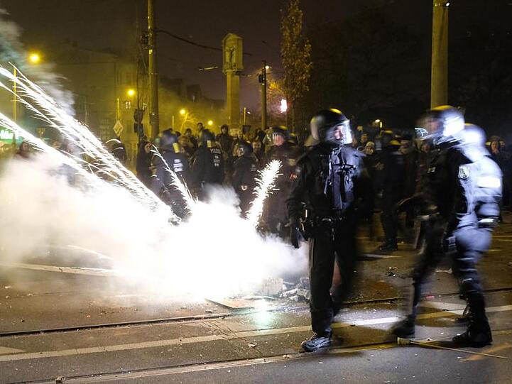 Polizisten räumen eine Kreuzung im Stadtteil Connewitz.