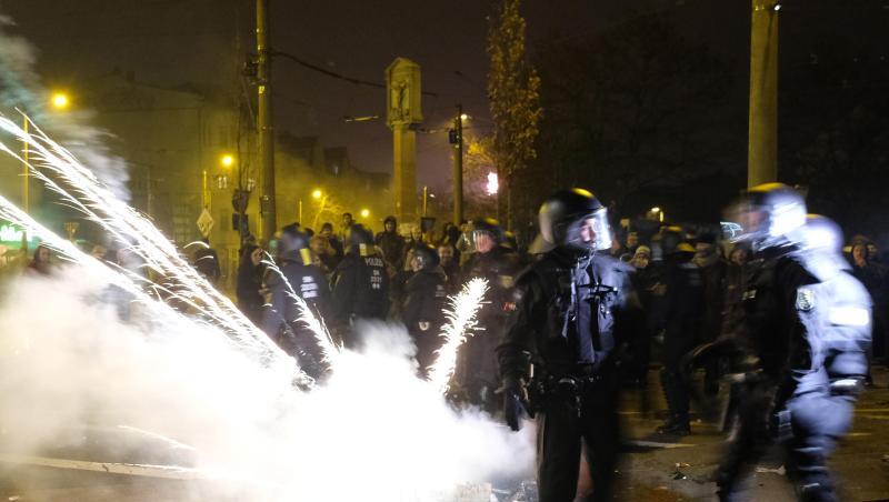Polizisten räumen eine Kreuzung im Stadtteil Connewitz. Polizisten räumen eine Kreuzung im Stadtteil Connewitz.