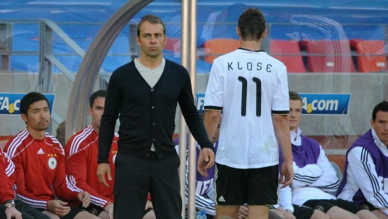 Der damalige deutsche Spieler Miroslav Klose (r) geht zum damaligen Assistenztrainer von Deutschland, Hansi Flick. Foto: Bernd Weissbrod/dpa/Archivbild Der damalige deutsche Spieler Miroslav Klose (r) geht zum damaligen Assistenztrainer von Deutschland, Hansi Flick. Foto: Bernd Weissbrod/dpa/Archivbild