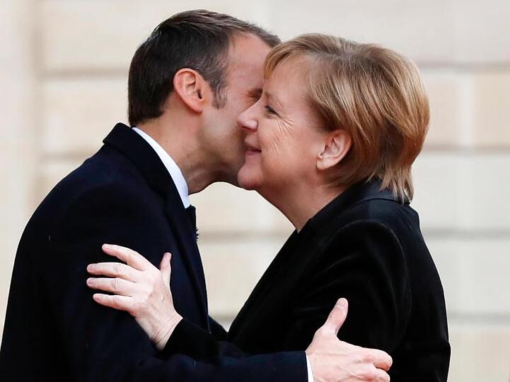 Geht nicht mehr: Präsident Emmanuel Macron begrüßte Bundeskanzlerin Angela Merkel im Elyseepalast 2018 mit Wangenküsschen.