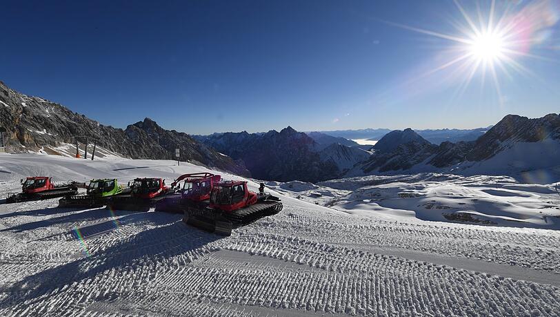 November 2020: Pistenraupen warten auf der Zugspitze auf ihren Einsatz. Doch die Öffnung rückt immer weiter in die Ferne.