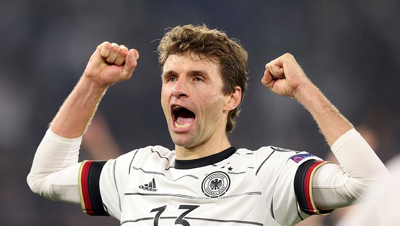 "Er ist enorm wichtig, weil er die anderem immer pusht", sagt Bundestrainer Hansi Flick über Bayern-Star Thomas Müller, den er für die Armenien-Partie zum Spielführer ernannt hat.