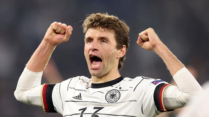 "Er ist enorm wichtig, weil er die anderem immer pusht", sagt Bundestrainer Hansi Flick über Bayern-Star Thomas Müller, den er für die Armenien-Partie zum Spielführer ernannt hat.
