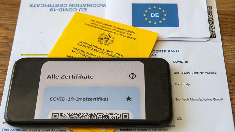 Der Mann wollte sich ein digitales Impfzertifikat holen. Berechtigt war er dazu aber nicht, er hatte einen gefälschten Impfausweis. (Symbolbild)