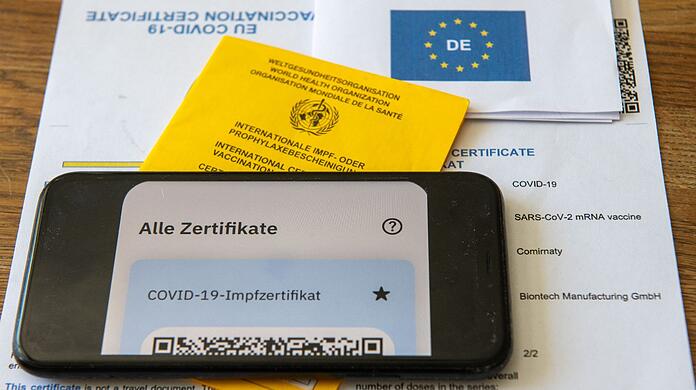Der Mann wollte sich ein digitales Impfzertifikat holen. Berechtigt war er dazu aber nicht, er hatte einen gefälschten Impfausweis. (Symbolbild)