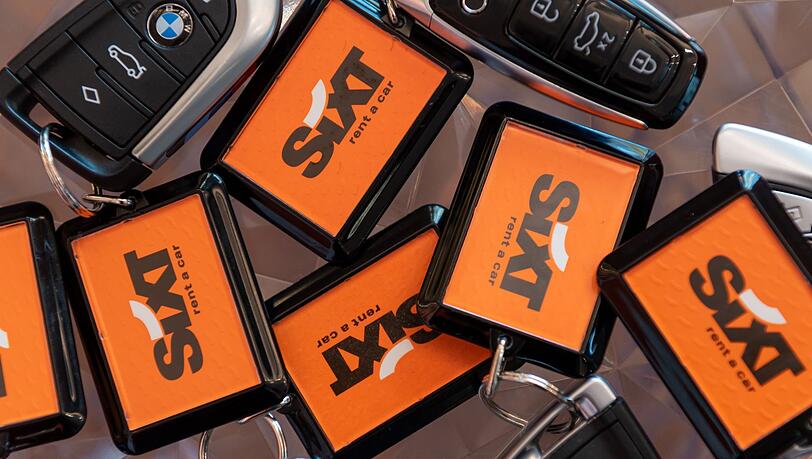 Schlüsselanhänger mit dem Logo des Autovermieters Sixt.