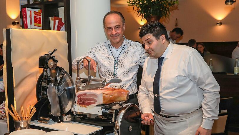 Was für ein Schinken - und was für eine Aufschnittmaschine! Chef Giorgio Cherubini und Antonio Faragasso laden zur Ess-Klasse in den Katzlmacher.
