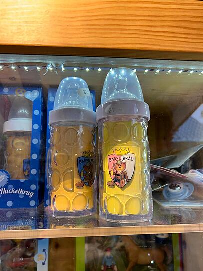 Auch die Kleinen sollen die Freuden des Maßkrug-Haltens spüren. Auch die Kleinen sollen die Freuden des Maßkrug-Haltens spüren.