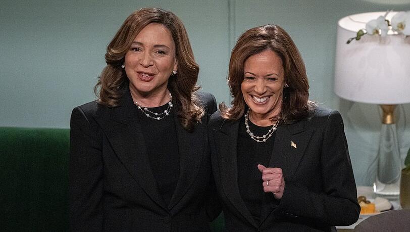 "SNL"-Komikerin Maya Rudolph (l.) bekam Besuch von ihrem berühmten Spiegelbild Kamala Harris.