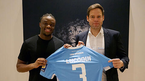 Anderson Lucoqui (l.) soll den TSV 1860 auf der Linksverteidigerposition verstärken. 1860-Geschäftsführer Christian Werner tütete den Deal Montagabend ein