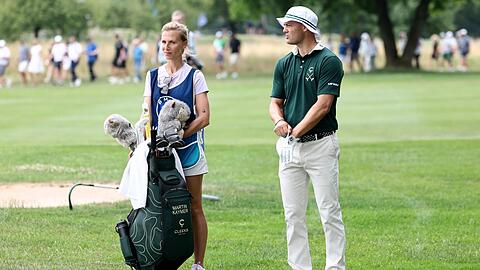 Martin Kaymer wird von seiner Frau Irene als Caddy begleitet.
