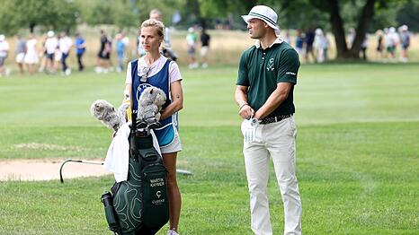 Martin Kaymer wird von seiner Frau Irene als Caddy begleitet.