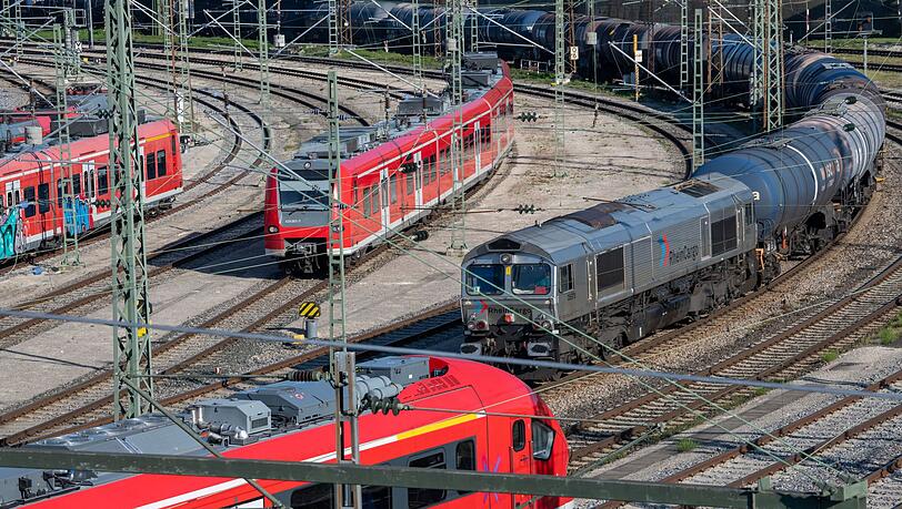 Der Ulmer Hauptbahnhof wird im Januar doch nicht für vier Wochen lang lahmgelegt. (Archivbild) Der Ulmer Hauptbahnhof wird im Januar doch nicht für vier Wochen lang lahmgelegt. (Archivbild)