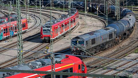 Der Ulmer Hauptbahnhof wird im Januar doch nicht für vier Wochen lang lahmgelegt. (Archivbild)