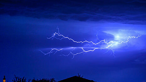 Das Wetter an Pfingsten wird wechselhaft. Gewitter ziehen wohl heran.