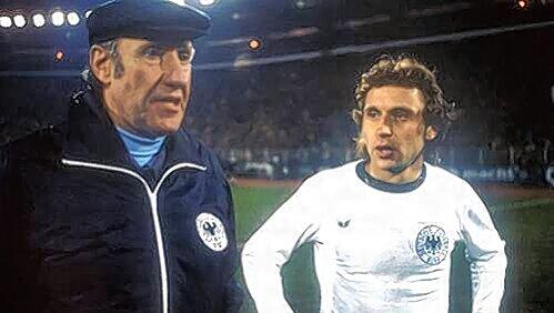 Kam auf 39 Länderspiele, 1974 wurde er Weltmeister: Heinz Flohe, hier mit Bundestrainer Helmut Schön 1978 nach dem 0:1 in einem Testspiel gegen Brasilien im April 1978 in Hamburg. Kam auf 39 Länderspiele, 1974 wurde er Weltmeister: Heinz Flohe, hier mit Bundestrainer Helmut Schön 1978 nach dem 0:1 in einem Testspiel gegen Brasilien im April 1978 in Hamburg.