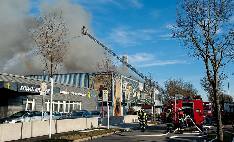 Am Einsatz waren 150 Feuerwehrleute mit 30 Fahrzeugen, 20 Polizisten und ein Polizeihubschrauber beteiligt.
