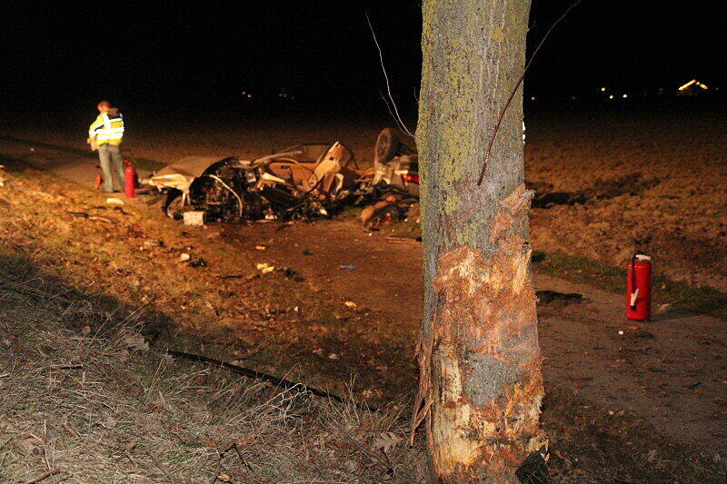 Bei einem Verkehrsunfall am Mittwochabend in Waging am See ist ein 49 Jahre alter Autofahrer ums Leben gekommen, nachdem er frontal gegen einen Baum gerast war.