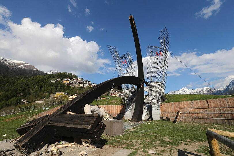 Ein umgestürztes 30 Meter hohes Holzkreuz, das an einen Besuch von Papst Johannes Paul II. in Norditalien erinnert, liegt am 24.04.2014 in Cevo bei Breacia (Italien) am Boden. Das Kreuz hat dort einen jungen Italiener erschlagen.
