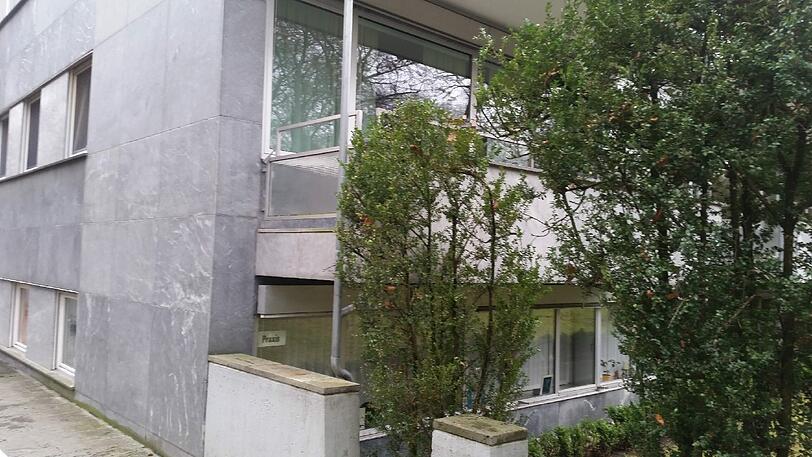 Über die kleine Mauer kletterte das Paar mit vereinten Kräften bis auf den Balkon.