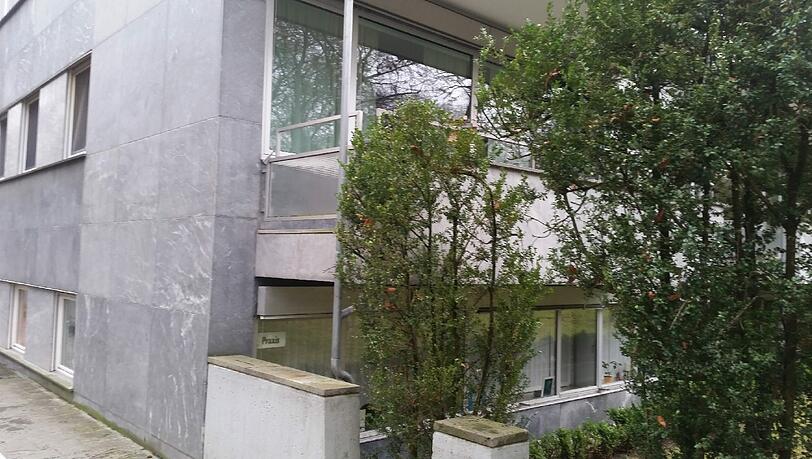 Über die kleine Mauer kletterte das Paar mit vereinten Kräften bis auf den Balkon. Über die kleine Mauer kletterte das Paar mit vereinten Kräften bis auf den Balkon.