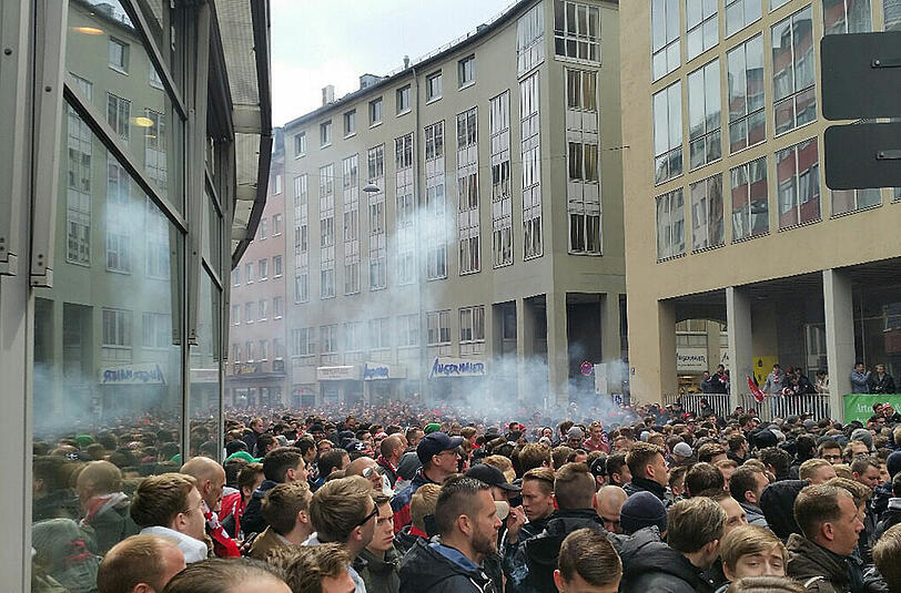 Amateur-Derby: FC Bayern II gegen den TSV 1860 II - Fans treffen sich in den Innenstadt. Die Bilder...