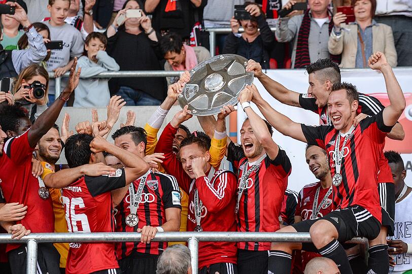 Weißbier- und Sektduschen, Umarmungen ohne Ende: Der FC Ingolstadt hat seine Wahnsinns-Saison mit dem Bundesliga-Aufstieg gekrönt.