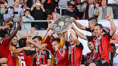 Weißbier- und Sektduschen, Umarmungen ohne Ende: Der FC Ingolstadt hat seine Wahnsinns-Saison mit dem Bundesliga-Aufstieg gekrönt.