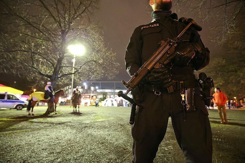 Das Fußball-Länderspiel in Hannover zwischen Deutschland und den Niederlanden ist am Dienstagabend abgesagt worden. Es bestand die Gefahr eines Sprengstoff-Anschlags. "Wir haben konkrete Hinweise gehabt, dass jemand im Stadion einen Sprengsatz zünden wollte", sagte Hannovers Polizeipräsident Volker Kluwe. Die Bilder...