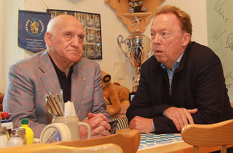 Peter Grosser (l.), der Kapitän der Löwen-Meistermannschaft von 1966 mit dem aktuellen TSV-Präsidenten Peter Cassalette.