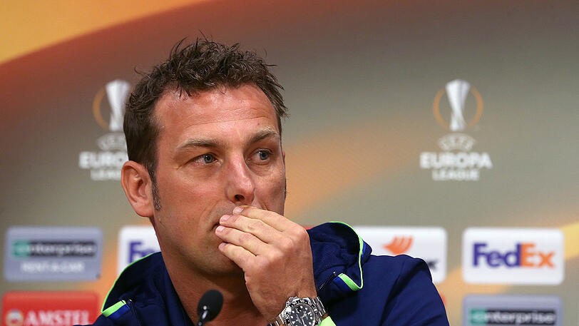 "Es ist direkt vor unserer Haustür passiert. Man merkt den Spielern an, dass sie damit zu kämpfen haben", sagte Schalke-Trainer Markus Weinzierl.