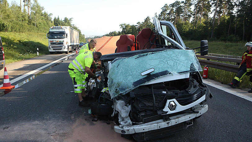 Der Wohnanhänger wurde komplett zerstört, der Inhalt verteilte sich auf der Autobahn. Sah spektakulär aus, rechtfertigte aber in keinster Weise das massenweise Gaffen.