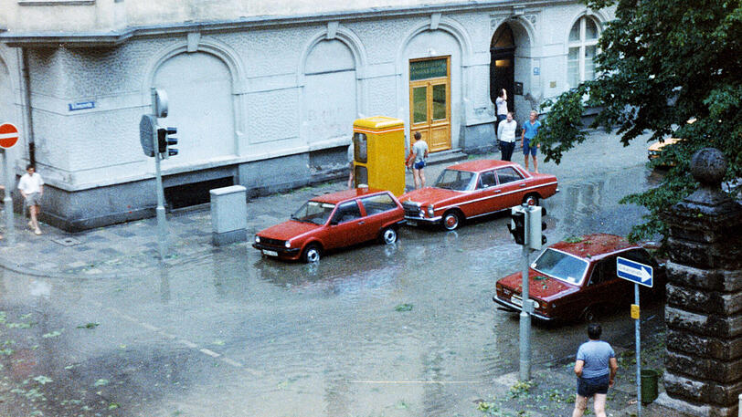 Nach dem Hagel 1984 in der Auen-, Ecke Klenzestraße: &bdquo;Plötzlich rollten die ersten tennisballgroßen Hagelkörner durch die Wohnung, ein Klirren und Bersten ging durchs ganze Haus. Auch mein Auto wurde beschädigt und es sah ziemlich verhagelt aus&ldquo;, schreibt AZ-Leser Karl Schillinger.
