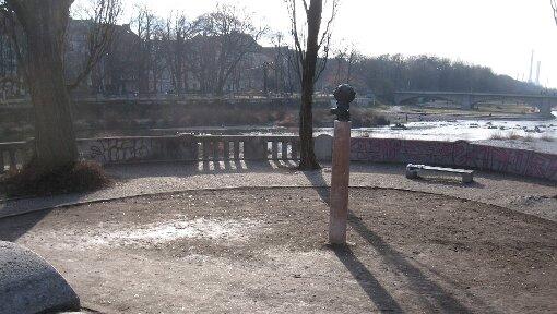 Hier auf der Corneliusbrücke war im Sommer 2013 der Kulturstrand. Zurzeit ist die Fläche leer und kahl. Doch vor ein paar Tagen... Hier auf der Corneliusbrücke war im Sommer 2013 der Kulturstrand. Zurzeit ist die Fläche leer und kahl. Doch vor ein paar Tagen...
