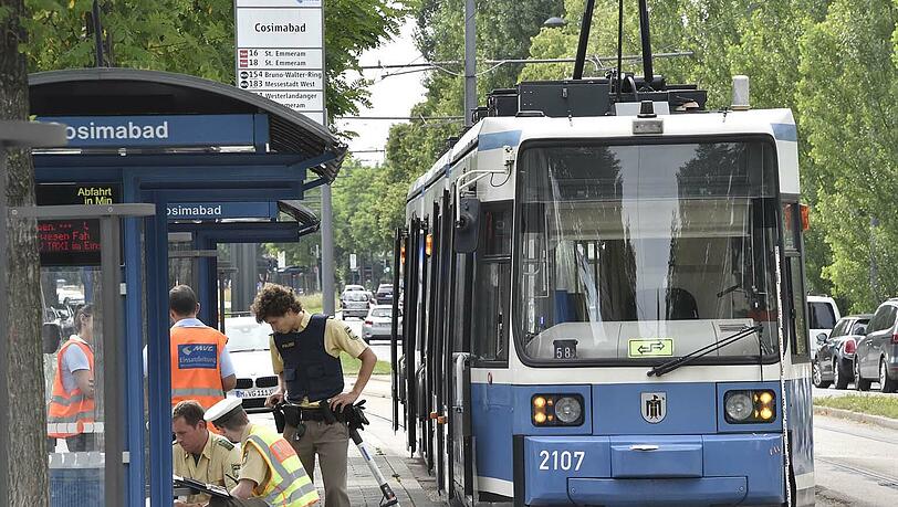 Am Cosimabad wurde ein Achtjähriger von einer Tram erfasst. Die Bilder. Am Cosimabad wurde ein Achtjähriger von einer Tram erfasst. Die Bilder.