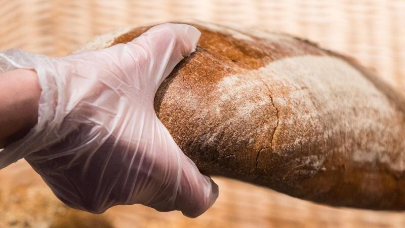 Mit einem alten Laib Brot wurde in Langerringen eine Hausfassade beschädigt. (Symbolbild)