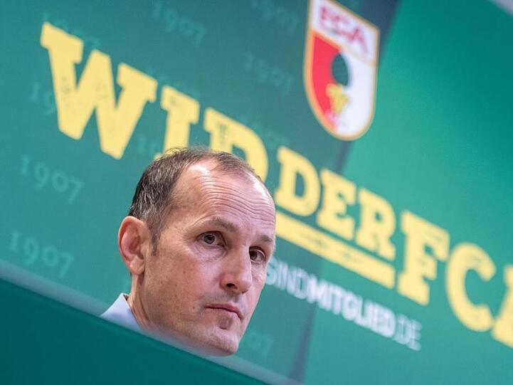 Heiko Herrlich sitzt bei einer Pressekonferenz in der WWK-Arena. Foto: Stefan Puchner/dpa/Archivbild