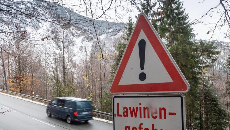 Ein Schild mit der Aufschrift "Lawinengefahr". Foto: Peter Kneffel/dpa/Archivbild Ein Schild mit der Aufschrift "Lawinengefahr". Foto: Peter Kneffel/dpa/Archivbild