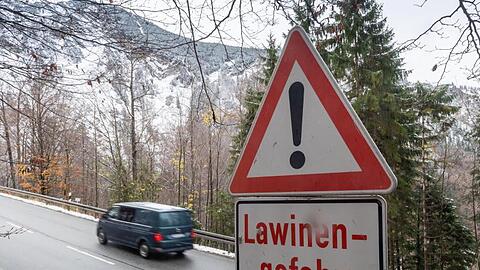 Ein Schild mit der Aufschrift "Lawinengefahr". Foto: Peter Kneffel/dpa/Archivbild