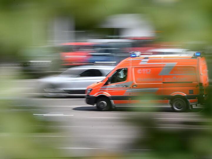 Ein Rettungswagen fährt auf einer Straße. Foto: Sebastian Gollnow/dpa/Archivbild