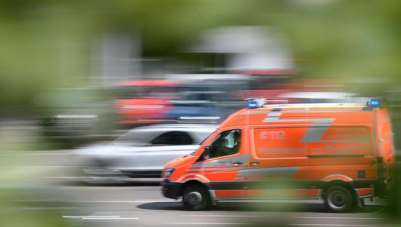 Ein Rettungswagen fährt auf einer Straße. Foto: Sebastian Gollnow/dpa/Archivbild Ein Rettungswagen fährt auf einer Straße. Foto: Sebastian Gollnow/dpa/Archivbild