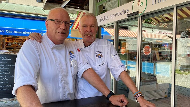 Die Brüder Alexander (links) und Daniel Stephani sind schon fast ein Vierteljahrhundert auf dem Viktualienmarkt und bieten alles rund ums Geflügel an.