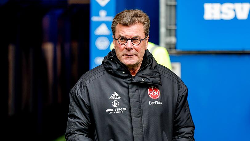 Nürnbergs Trainer Dieter Hecking betritt das Stadion.